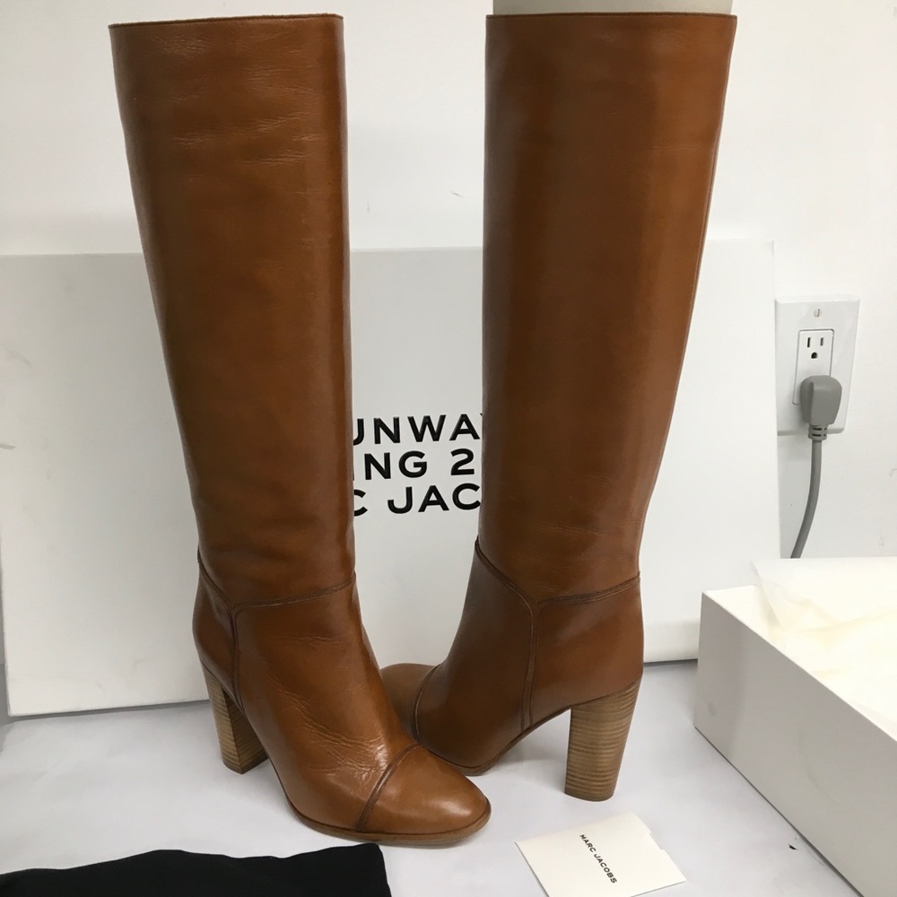 Marc Jacobs  Runway 2020  Tan Boots long, high heel Sz 38 US 7-7.5 New In Box